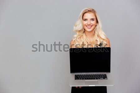 Blonde vrouw lang haar tonen laptop computer scherm glimlachend Stockfoto © deandrobot