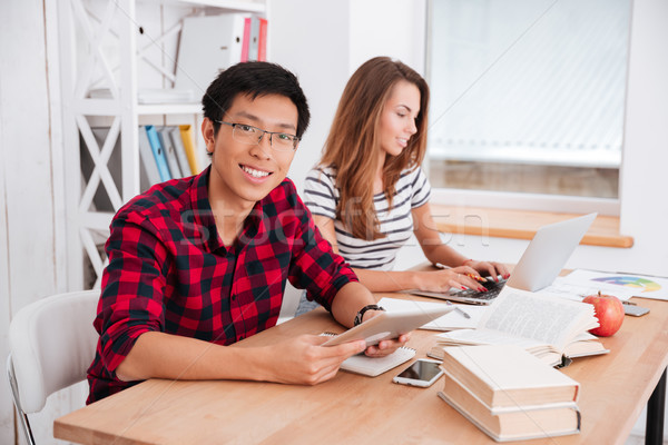 [[stock_photo]]: Heureux · élèves · travail · classe · comprimé · portable