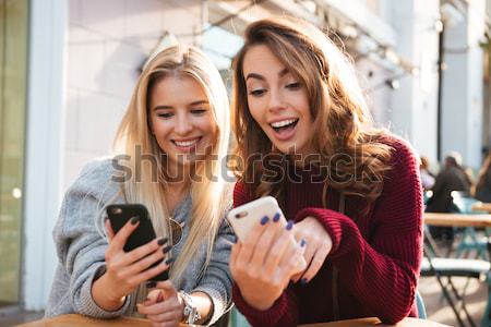 Due felice giovani donne piedi parlando città vecchia Foto d'archivio © deandrobot