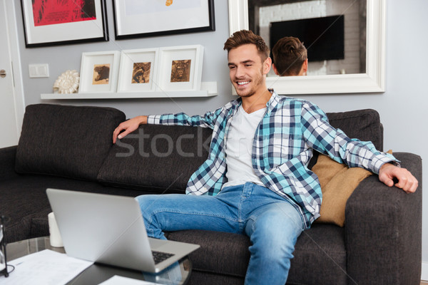 Mutlu kıl adam bakıyor dizüstü bilgisayar görüntü Stok fotoğraf © deandrobot