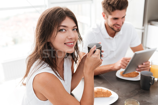 Vrouw drinken koffie vriendje tablet keuken Stockfoto © deandrobot
