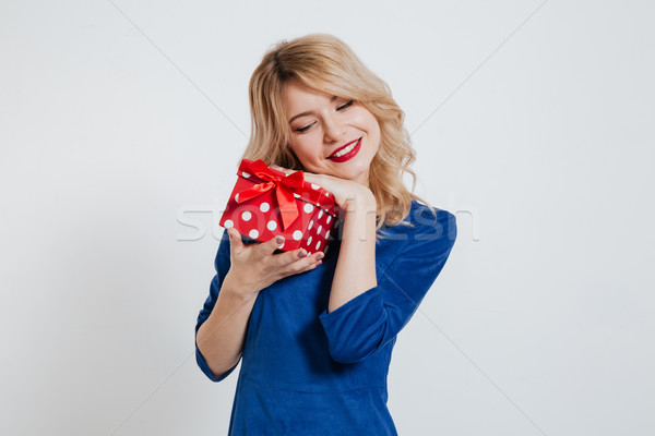 Atraente mulher jovem caixa de presente branco foto Foto stock © deandrobot
