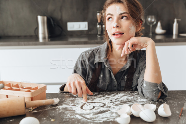 Foto d'archivio: Donna · sorridente · seduta · cucina · cottura · immagine · giovani