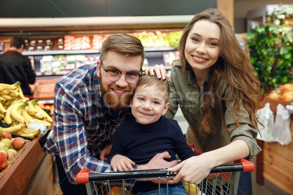 Mutlu aile poz süpermarket bakıyor kamera kadın Stok fotoğraf © deandrobot