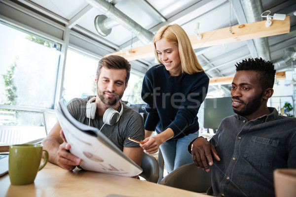 Foto stock: Feliz · jovem · colegas · falante · outro · imagem