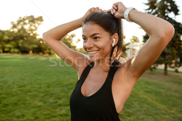 Portré mosolyog fitnessz lány fülhallgató megjavít Stock fotó © deandrobot