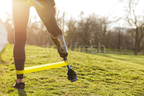 Fotografia dopasować niepełnosprawnych dziewczyna odzież sportowa Zdjęcia stock © deandrobot