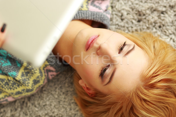 Stock foto: Jungen · schöne · Frau · Teppich · Tablet-Computer · Computer · Gesicht