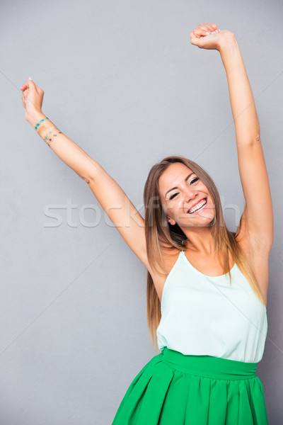 商业照片: 微笑的女人 · 举手 ·上· 肖像 · 灰色 ·看