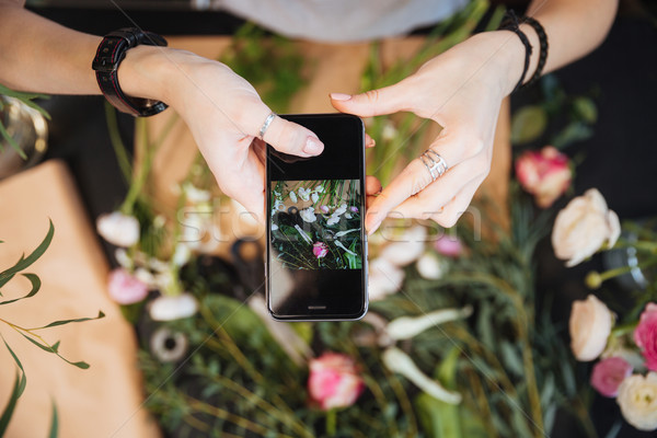 Foto stock: Mujer · florista · toma · fotos · flores · teléfono · móvil