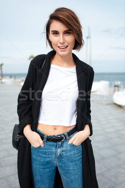 Foto stock: Alegre · atraente · mulher · jovem · caminhada · ao · ar · livre · retrato