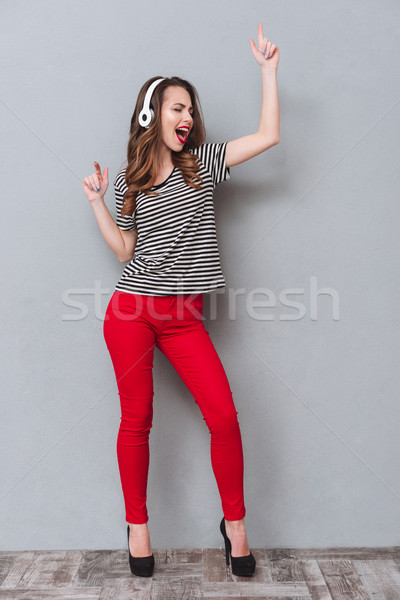 [[stock_photo]]: Portrait · femme · écouter · de · la · musique · danse · heureux