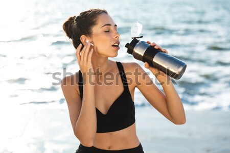Ziemlich jungen Sportlerin Trinkwasser Flasche Stock foto © deandrobot