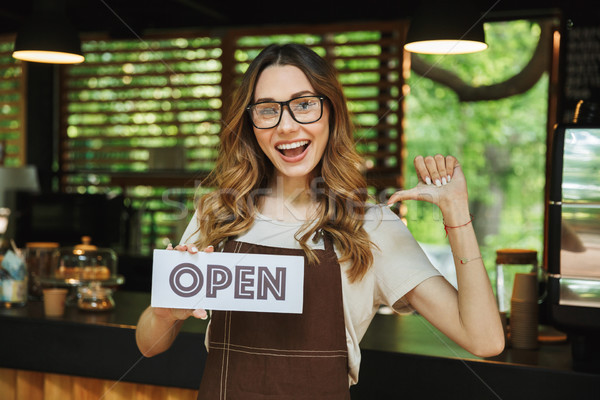 Foto d'archivio: Ritratto · sorridere · giovani · barista · ragazza · grembiule