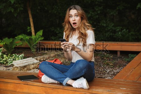 Stock foto: Zufrieden · junge · Mädchen · Handy · Sitzung · Bank · Freien