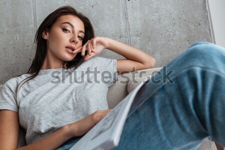 Figyelmes fiatal nő pihen kanapé táblagép otthon Stock fotó © deandrobot