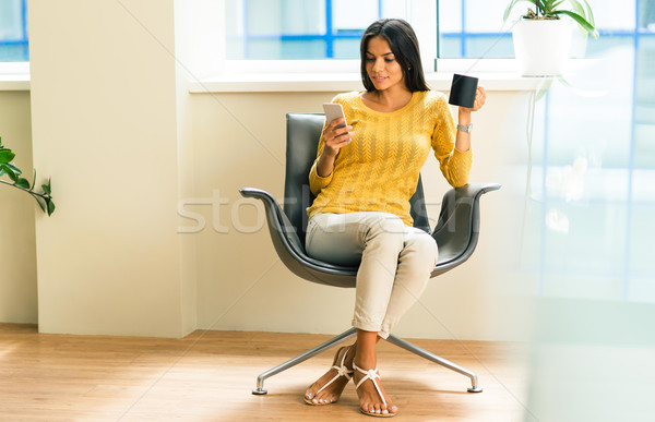 Zakenvrouw vergadering bureaustoel gelukkig telefoon beker Stockfoto © deandrobot