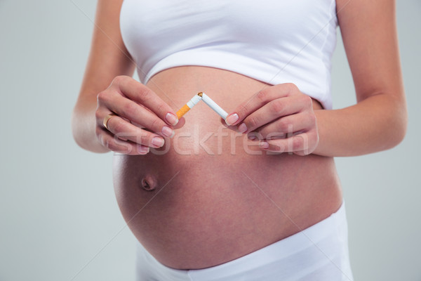 Femeie gravida ţigară imagine izolat alb mână Imagine de stoc © deandrobot