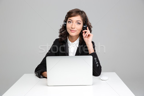 Mosolygó nő headset dolgozik ügyfélszolgálat mosolyog csinos Stock fotó © deandrobot