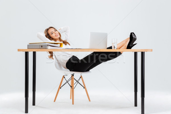 Сток-фото: молодые · деловая · женщина · сидят · расслабляющая · ног