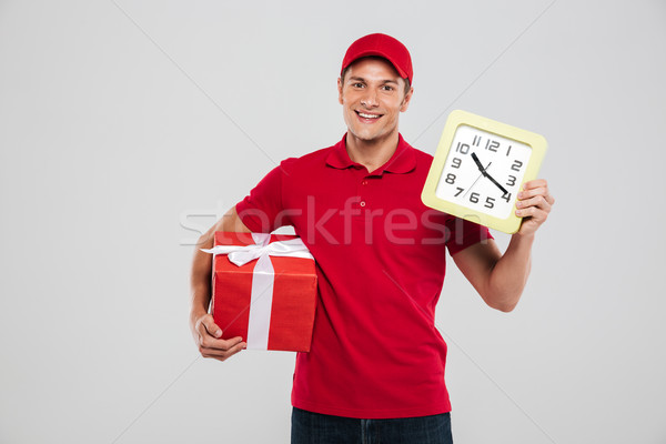 Mensajero reloj regalo estudio mirando cámara Foto stock © deandrobot