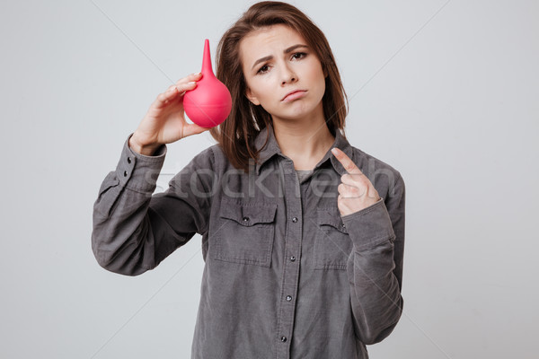 Hasta genç kadın işaret resim gömlek ayakta Stok fotoğraf © deandrobot