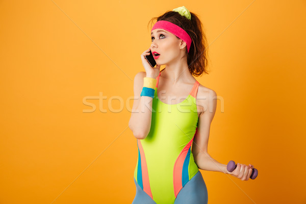 Kobieta sportowiec hantle mówić komórka Zdjęcia stock © deandrobot