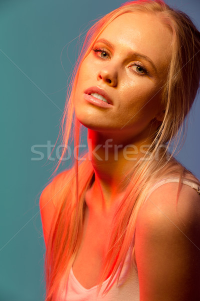 Ongebruikelijk portret jonge vrouw naar camera Stockfoto © deandrobot