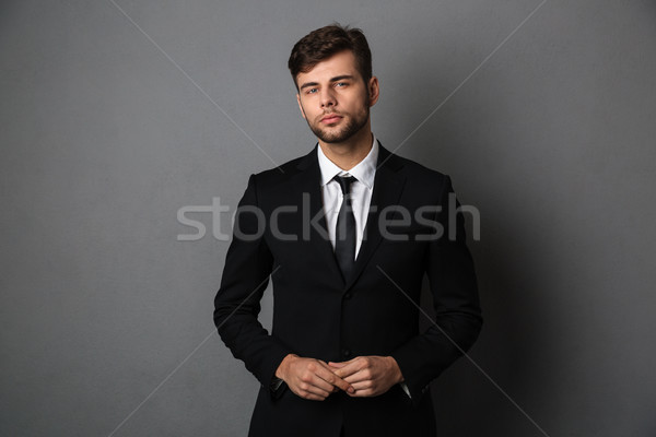 Foto jonge geslaagd zakenman zwart pak Stockfoto © deandrobot