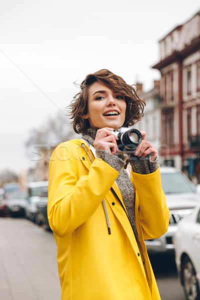 Przepiękny młodych pani fotograf Fotografia płaszcz przeciwdeszczowy Zdjęcia stock © deandrobot