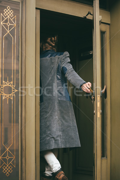 Retrato jóvenes barbado hombre abrigo puerta Foto stock © deandrobot