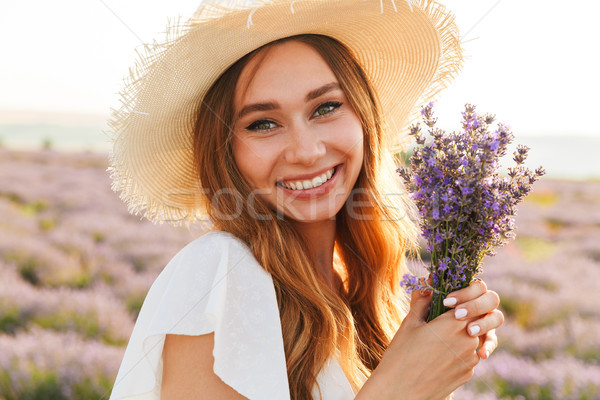 Frumos palarie de paie lavandă buchet Imagine de stoc © deandrobot