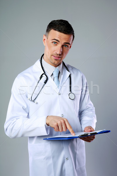 Doctor de sexo masculino diagnóstico portapapeles gris hombre Foto stock © deandrobot