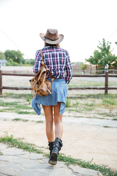Foto stock: Vista · posterior · mujer · mochila · caminando · rancho · sombrero