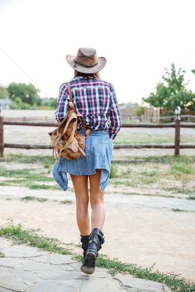 [[stock_photo]]: Vue · arrière · femme · sac · à · dos · marche · ranch · chapeau