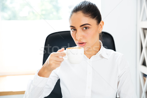 ストックフォト: 女性実業家 · 飲料 · カップ · コーヒー · オフィス · 小さな