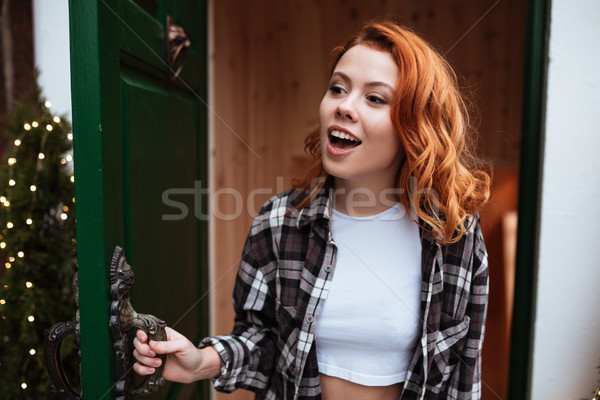 ストックフォト: かなり · 若い女性 · オープンドア · 画像 · 見える