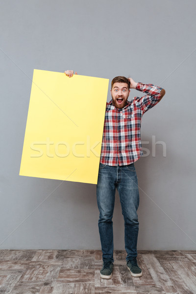 Imagen sorprendido hombre bordo Foto stock © deandrobot