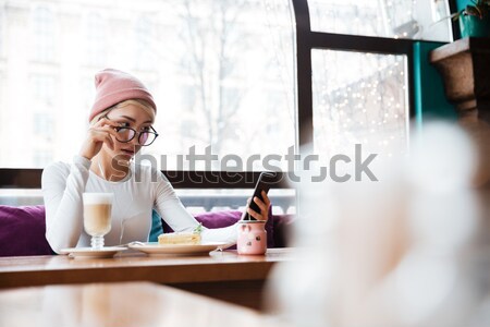 Foto stock: Atraente · mulher · jovem · celular · café · seis