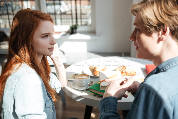 Foto d'archivio: Bella · ragazza · ascolto · amico · cafe · studente