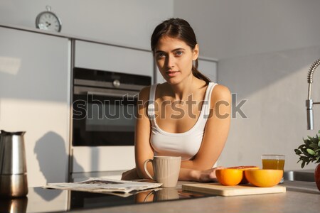 Stockfoto: Verward · jonge · afrikaanse · vrouw · drinken