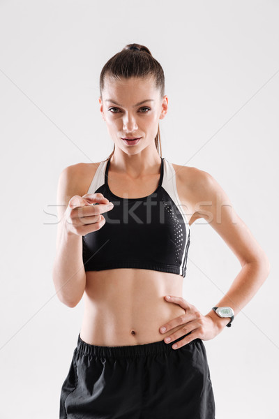 Porträt Sportlerin stehen Hinweis Finger Kamera Stock foto © deandrobot