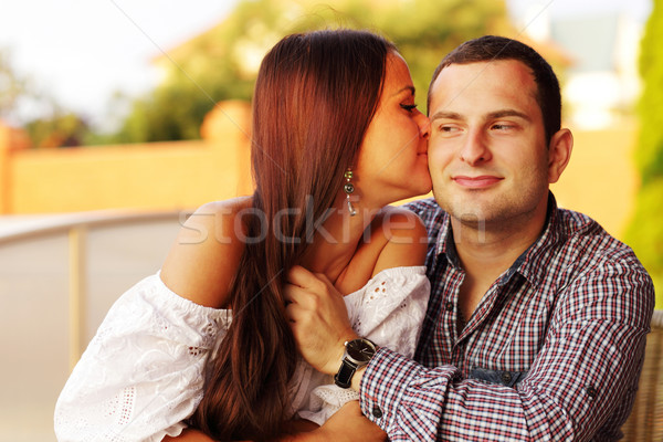 Piękna dziewczyna całując chłopak policzek dziewczyna człowiek Zdjęcia stock © deandrobot