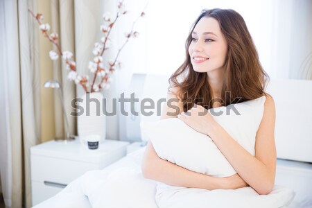 Jóvenes hermosa sereno mujer sesión cama Foto stock © deandrobot