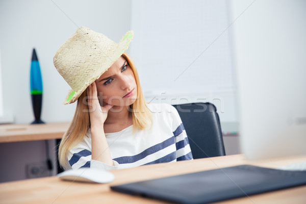 女 照片 編輯 坐在 表 累 商業照片 © deandrobot