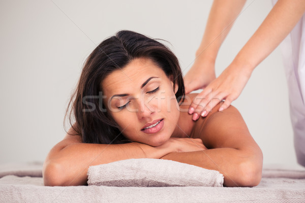 Masseur massage vrouw lichaam spa salon Stockfoto © deandrobot