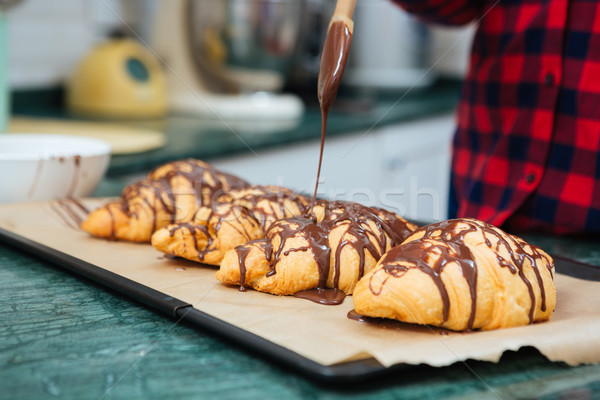 Friss házi készítésű croissantok csokoládé tálca közelkép Stock fotó © deandrobot