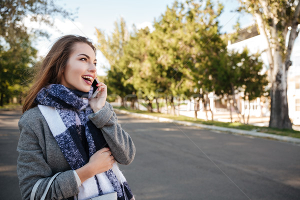 Fiatal boldog nő beszél telefon fotó Stock fotó © deandrobot