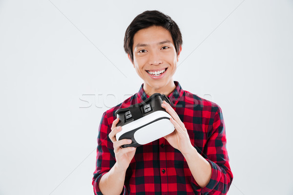 Młody człowiek faktyczny rzeczywistość urządzenie Fotografia Zdjęcia stock © deandrobot