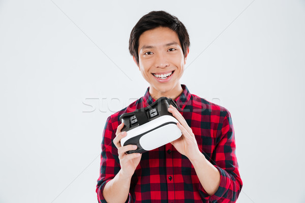 Joven virtual realidad dispositivo foto Foto stock © deandrobot